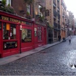 Dublin :: A Dublin street scene with the famous Temple Bar pub